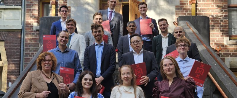 Opleidingsdirecteur Angela van Heerwaarden met de afgestudeerden