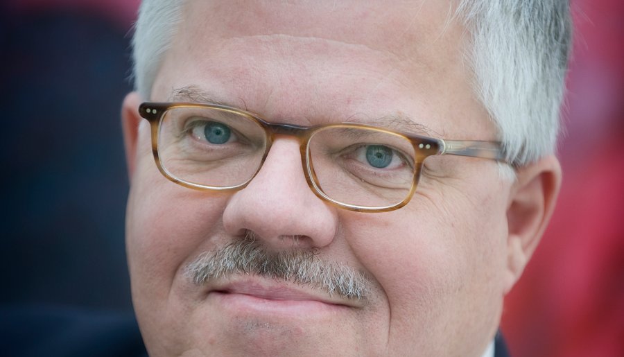 Erelid Ad Kok AAG HonFIA overleden
